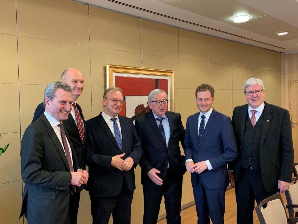 Gruppenbild mit den Ministerpräsidenten, Kommissar Oettinger, Kommissionspräsident Juncker stehend im Konferenzraum