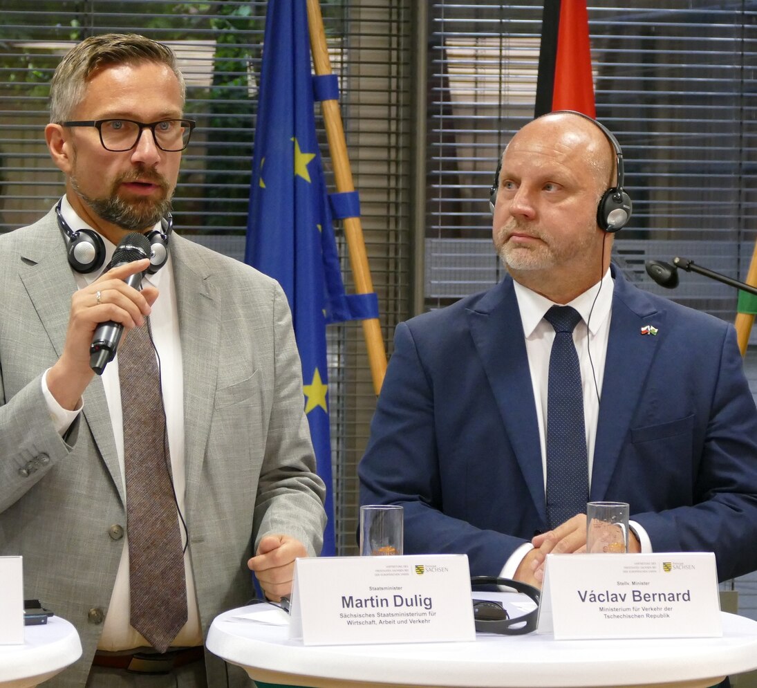 Martin Dulig, Sächsischer Staatsminister für Wirtschaft, Arbeit und Verkehr und Václav Bernard, Stellvertretender Verkehrsminister der Tschechischen Republik im Gespräch.