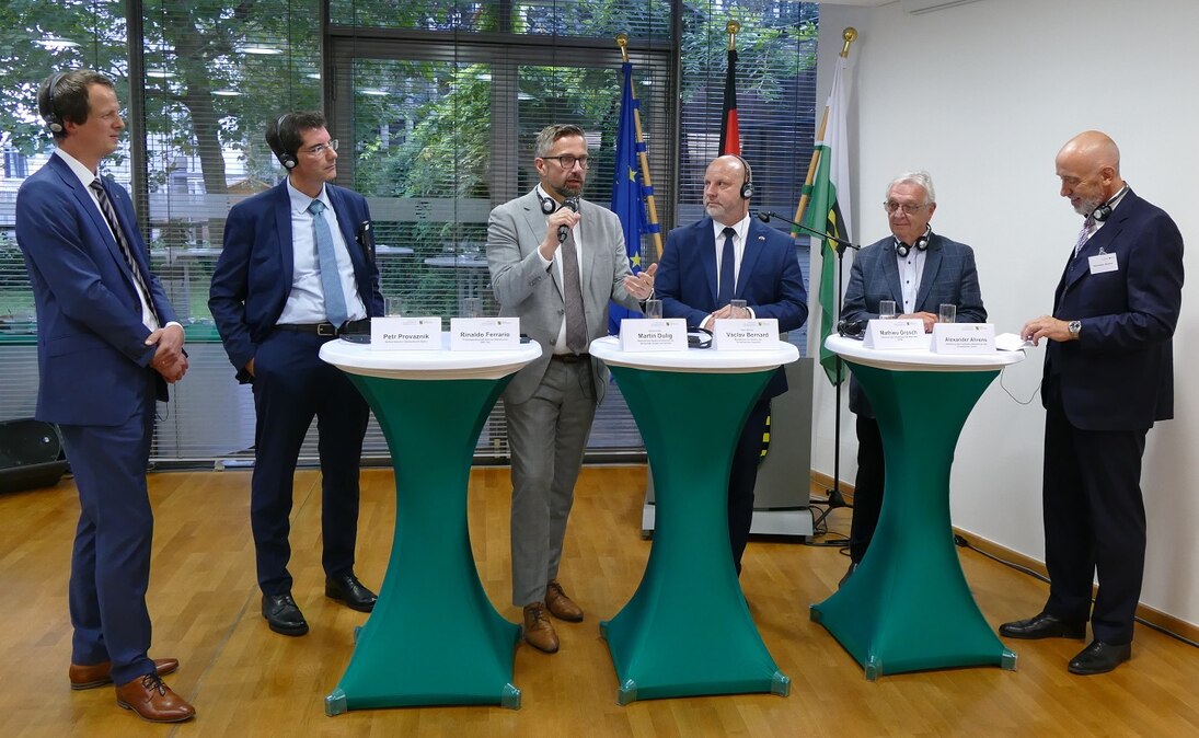 Podiumsdiskussion mit Petr Provazník, Rinaldo Ferrario, Václav Bernard, und Mathieu Grosch sowie Moderator Alexander Ahrens, von der Vertretung des Freistaates Sachsen bei der Europäischen Union.