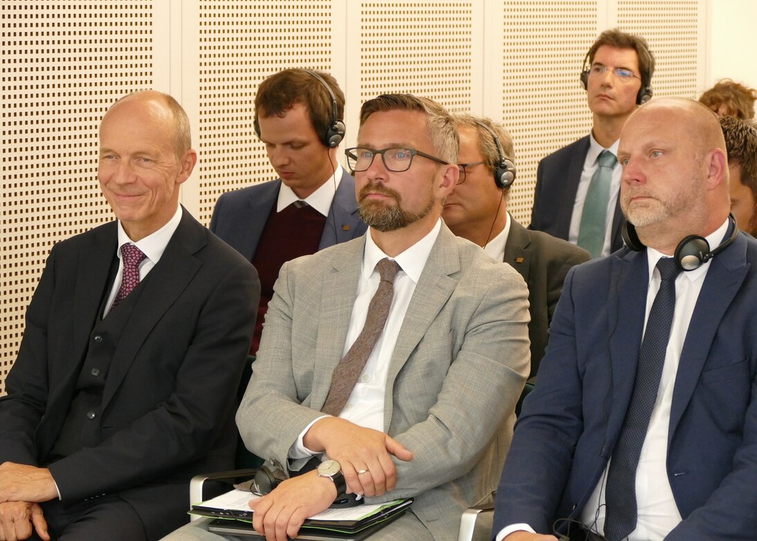 Im Publikum sitzen Herald Ruijters, Stellvertretender Generaldirektor der Generaldirektion Mobilität und Verkehr, Martin Dulig, Staatsminister für Wirtschaft, Arbeit und Verkehr und Václav Bernard, Stellvertretender Verkehrsminister von Tschechien.